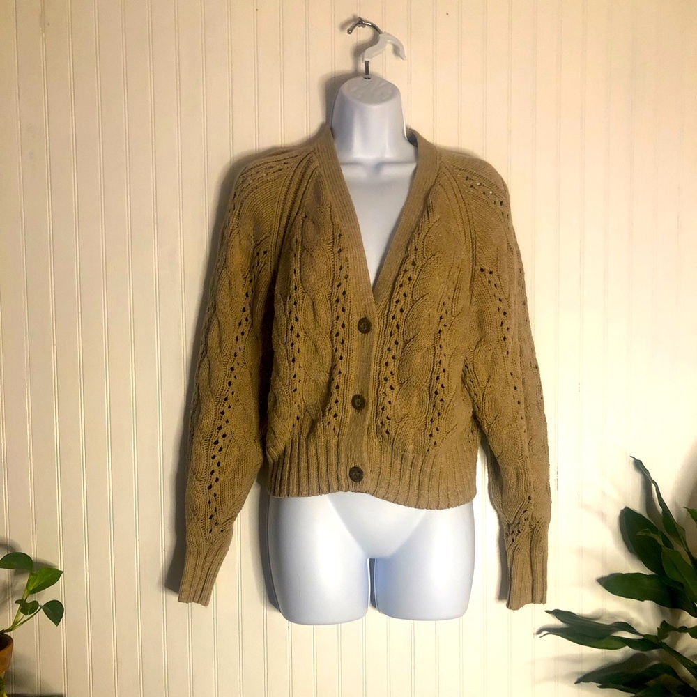 Cozy cropped cable knit cardigan, like new!